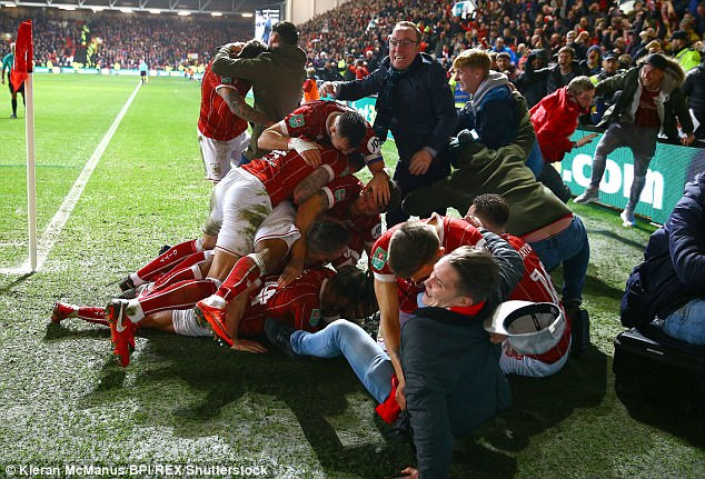 Pep Guardiola mời 500 nhân viên dự tiệc mừng vô địch lượt đi